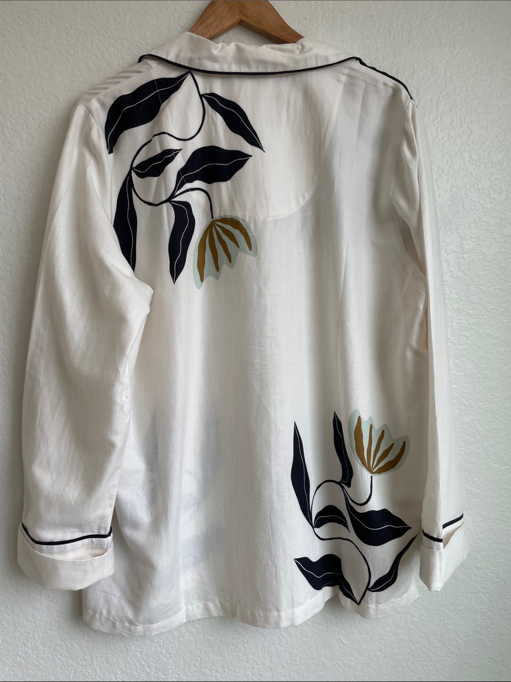ANTHROPOLOGIE Off-White V-Neck PajamaTop with Bold Floral Contrast • XL - Picture 11 of 11